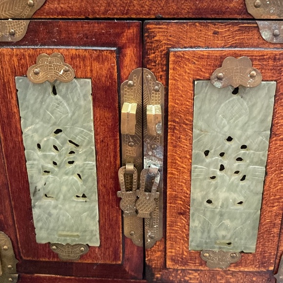 Vtg Oriental Wooden Jewelry Box Ornate Brass Carved Jade Inlaid w/ lock and key - Picture 13 of 16